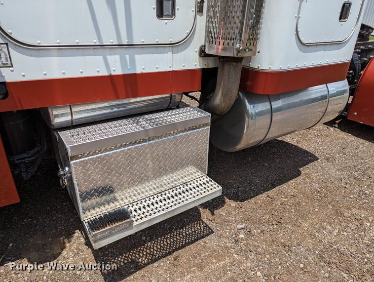 image for item LM9792 1991 Peterbilt 379  semi truck