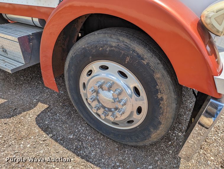 image for item LM9792 1991 Peterbilt 379  semi truck