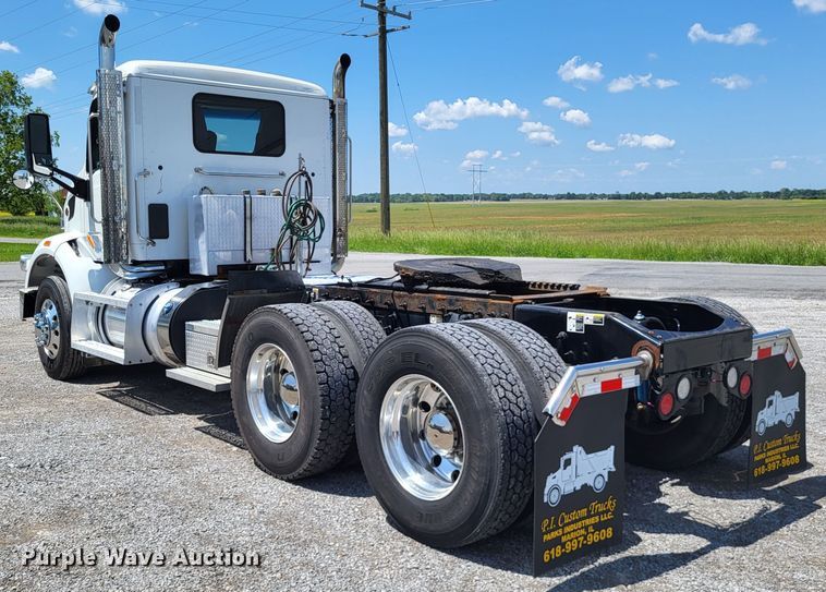image for item LR9249 2019 Peterbilt 567  semi truck