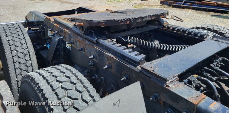 image for item LR9249 2019 Peterbilt 567  semi truck