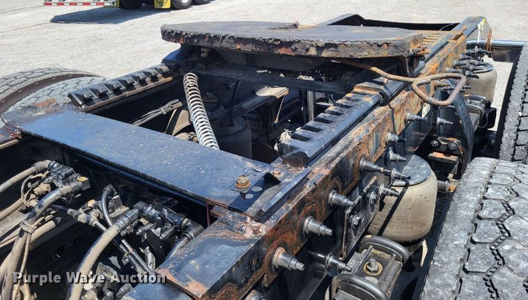 image for item LR9249 2019 Peterbilt 567  semi truck