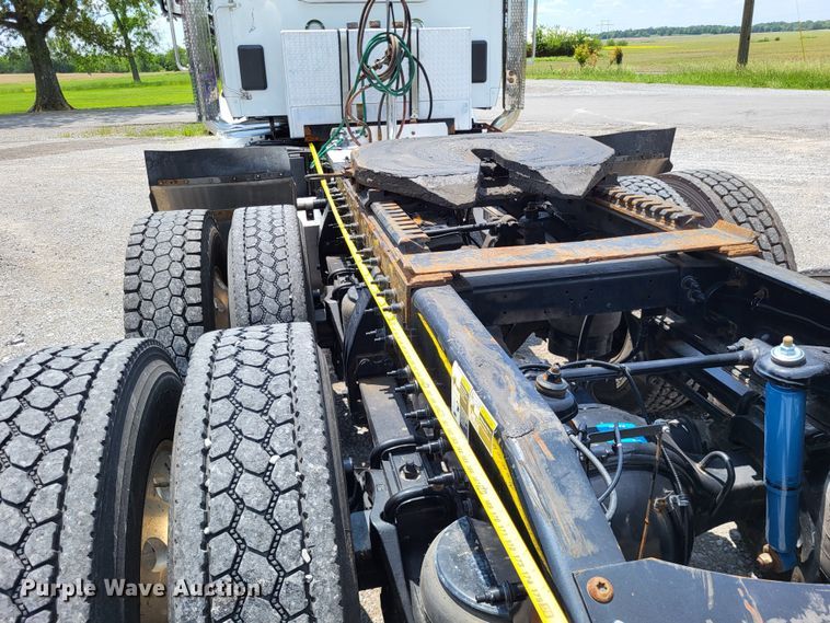 image for item LR9249 2019 Peterbilt 567  semi truck