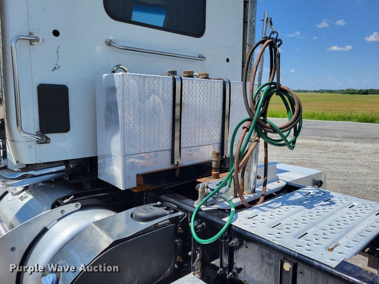 image for item LR9249 2019 Peterbilt 567  semi truck