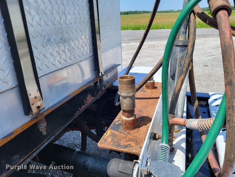 image for item LR9249 2019 Peterbilt 567  semi truck