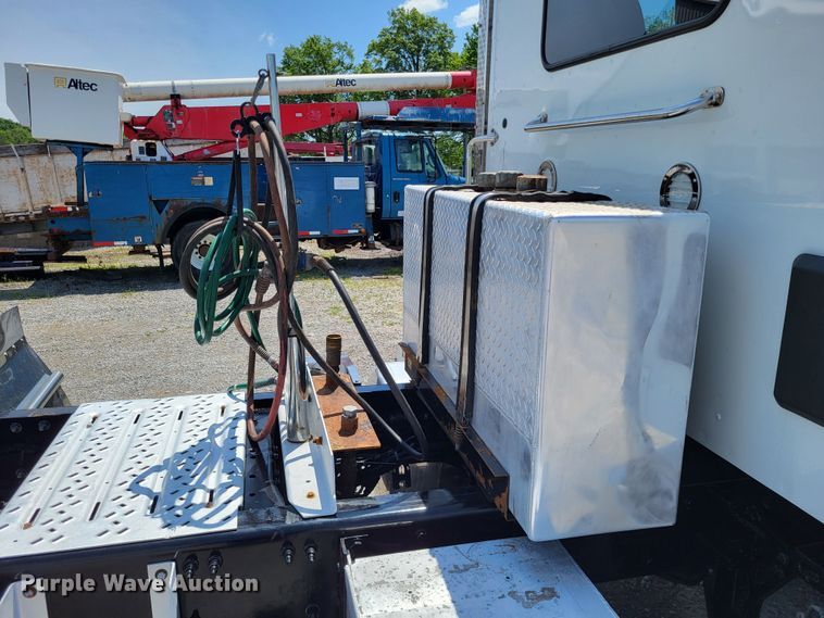 image for item LR9249 2019 Peterbilt 567  semi truck