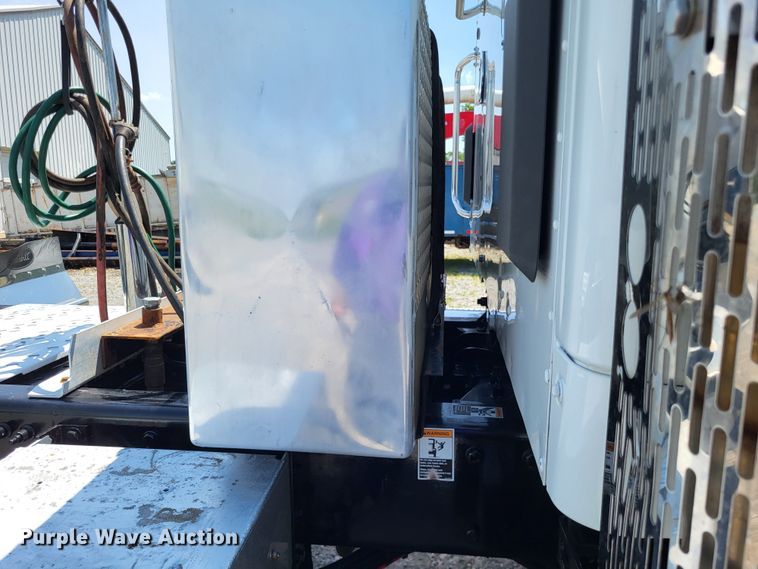 image for item LR9249 2019 Peterbilt 567  semi truck