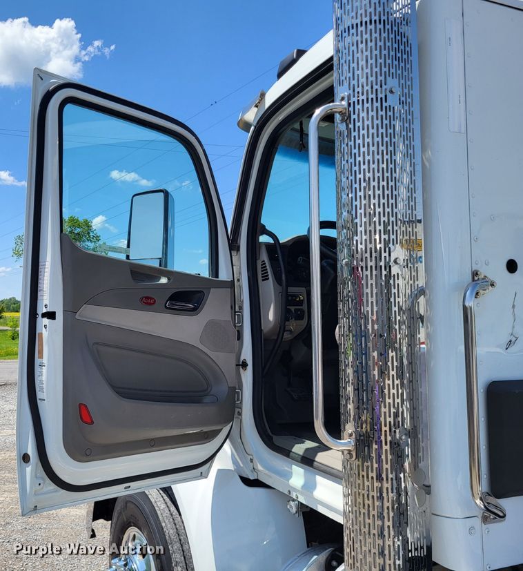 image for item LR9249 2019 Peterbilt 567  semi truck