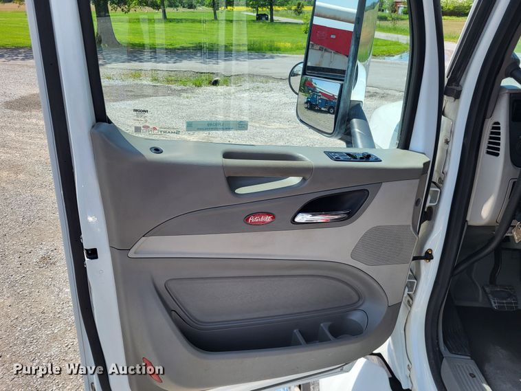 image for item LR9249 2019 Peterbilt 567  semi truck