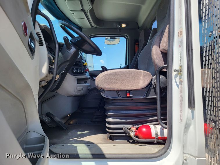 image for item LR9249 2019 Peterbilt 567  semi truck