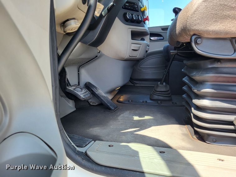 image for item LR9249 2019 Peterbilt 567  semi truck