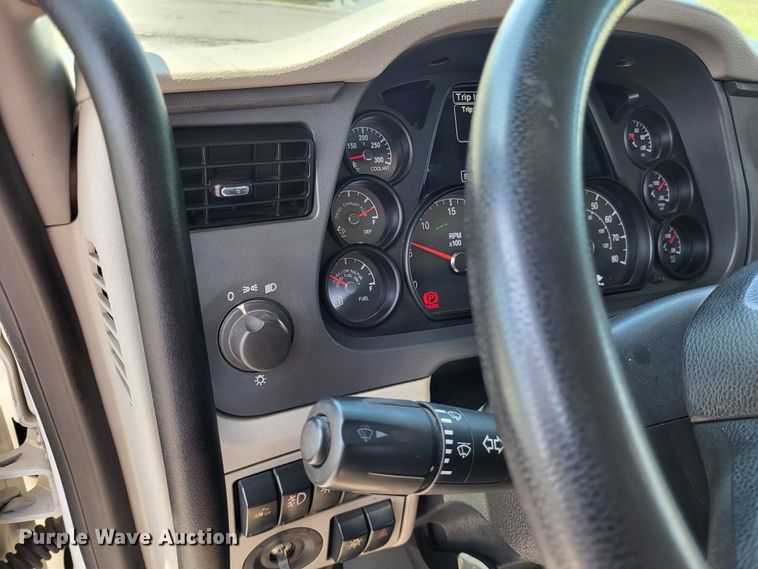 image for item LR9249 2019 Peterbilt 567  semi truck