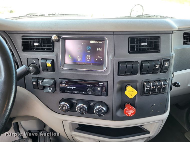 image for item LR9249 2019 Peterbilt 567  semi truck