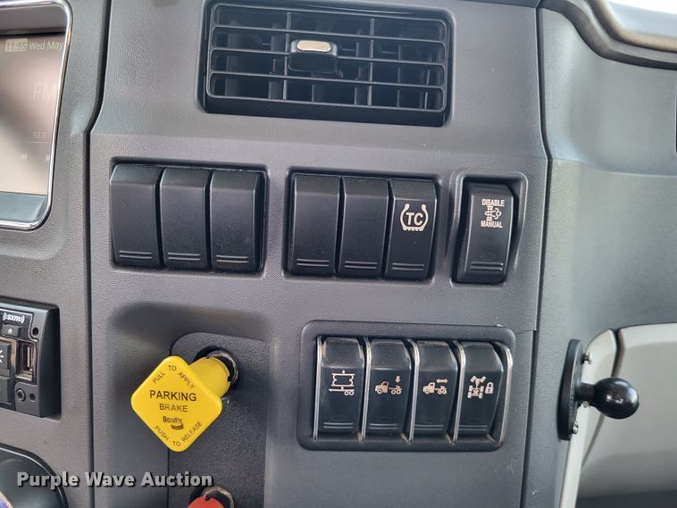 image for item LR9249 2019 Peterbilt 567  semi truck