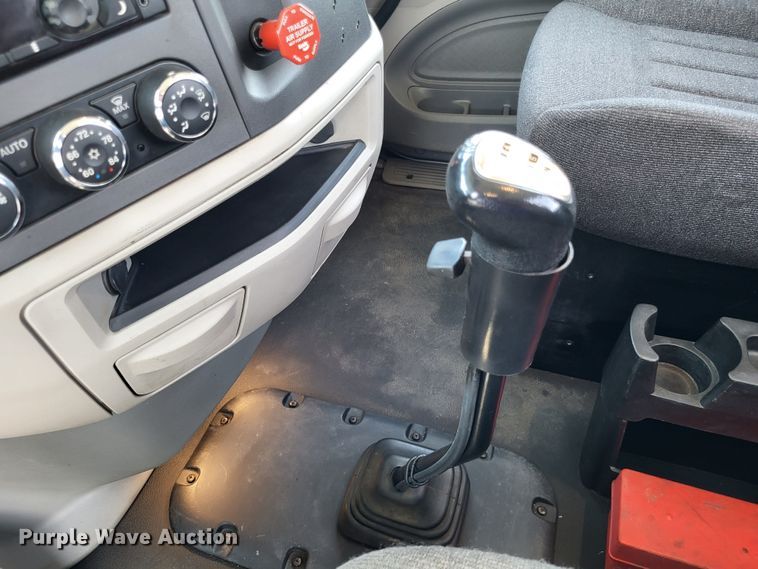 image for item LR9249 2019 Peterbilt 567  semi truck