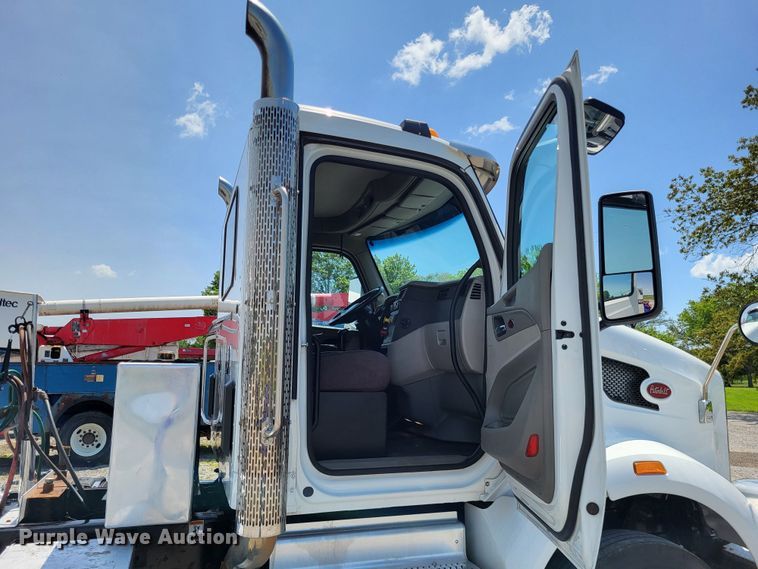 image for item LR9249 2019 Peterbilt 567  semi truck