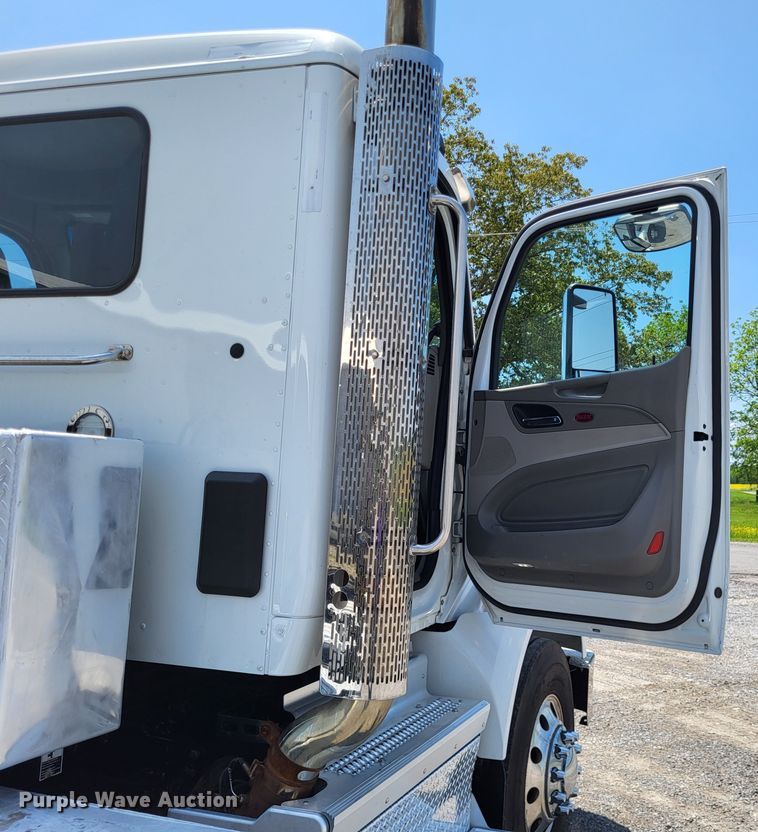 image for item LR9249 2019 Peterbilt 567  semi truck