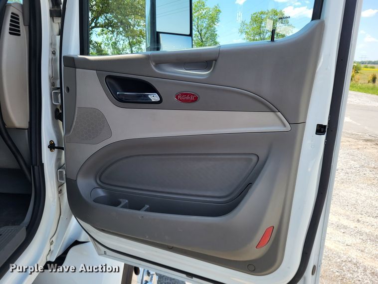 image for item LR9249 2019 Peterbilt 567  semi truck