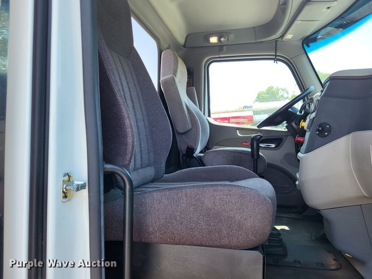 image for item LR9249 2019 Peterbilt 567  semi truck