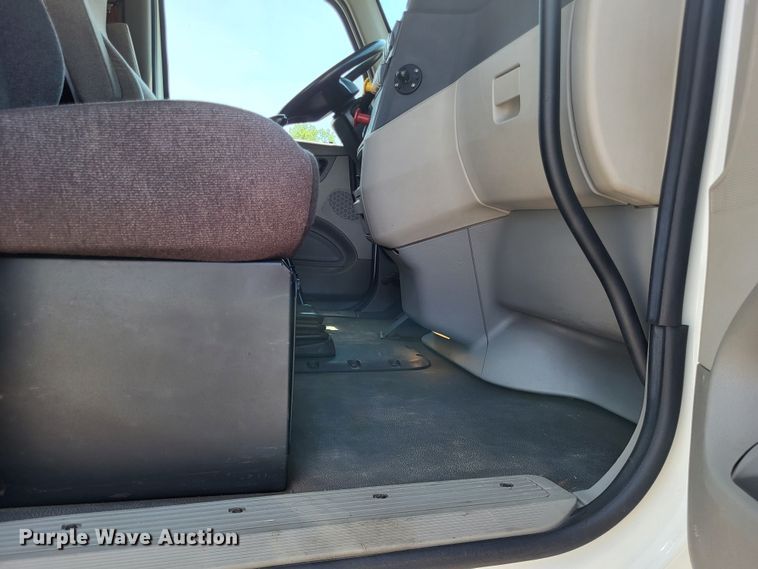 image for item LR9249 2019 Peterbilt 567  semi truck