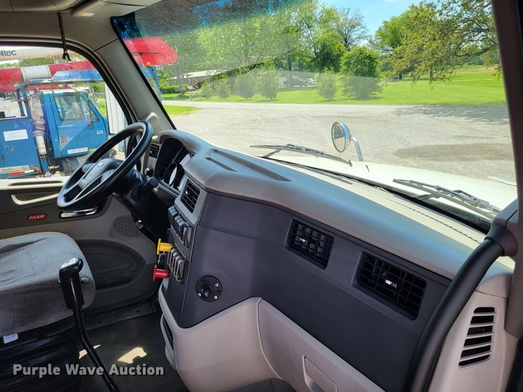 image for item LR9249 2019 Peterbilt 567  semi truck