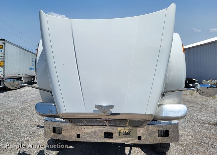 image for item LR9249 2019 Peterbilt 567  semi truck