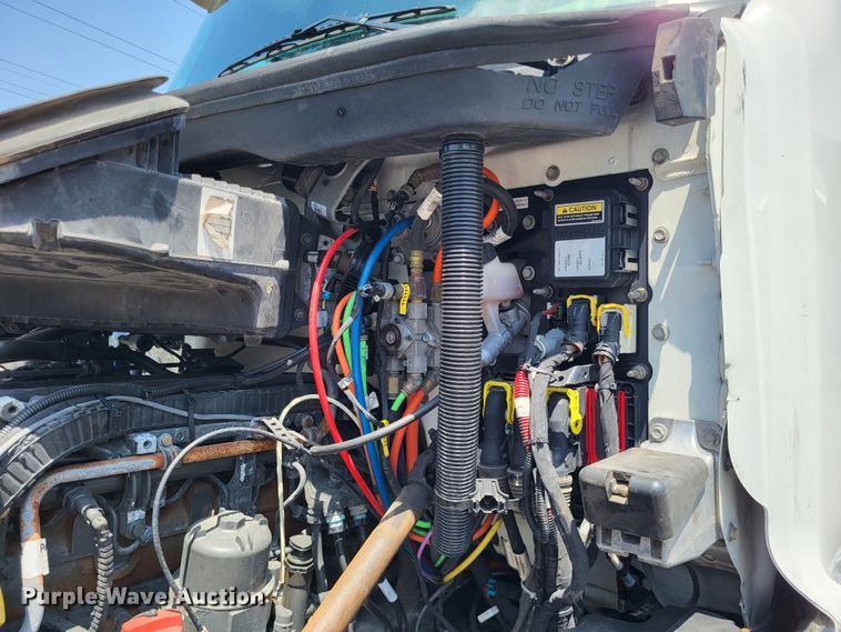 image for item LR9249 2019 Peterbilt 567  semi truck