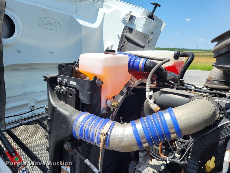 image for item LR9249 2019 Peterbilt 567  semi truck