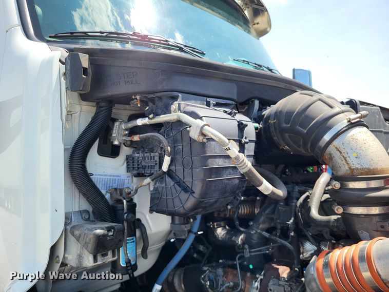 image for item LR9249 2019 Peterbilt 567  semi truck