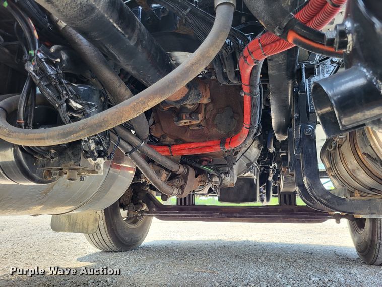 image for item LR9249 2019 Peterbilt 567  semi truck