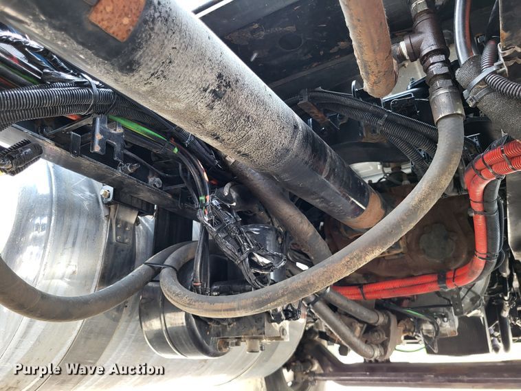 image for item LR9249 2019 Peterbilt 567  semi truck