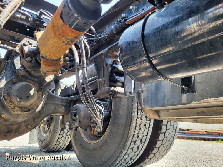 image for item LR9249 2019 Peterbilt 567  semi truck