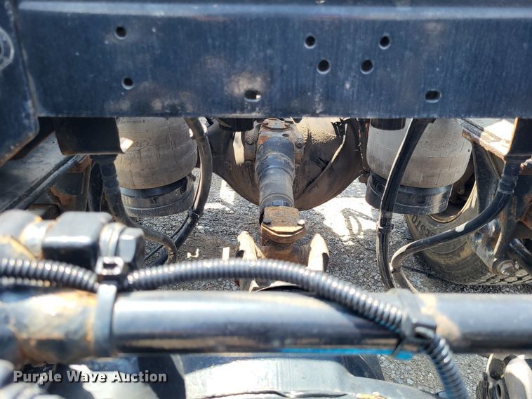 image for item LR9249 2019 Peterbilt 567  semi truck