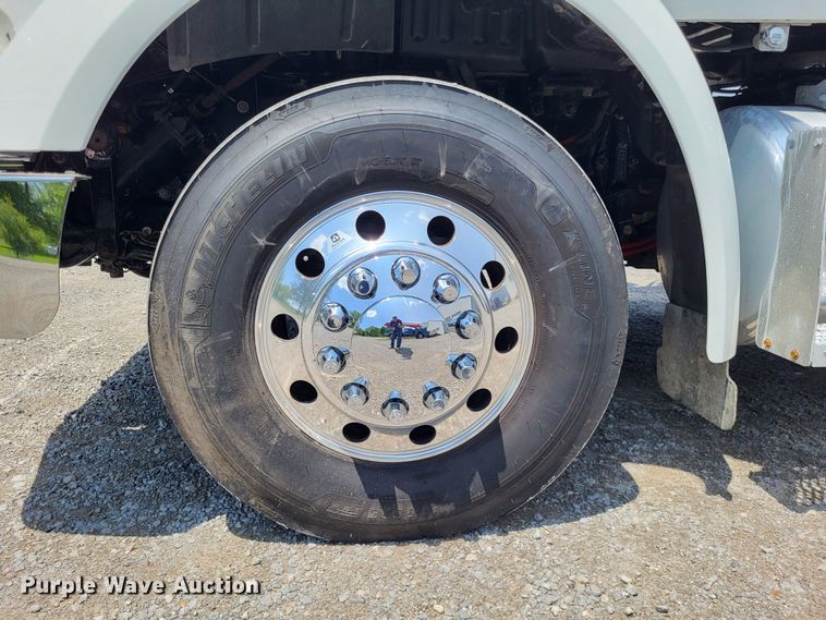 image for item LR9249 2019 Peterbilt 567  semi truck