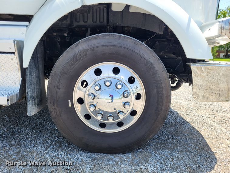 image for item LR9249 2019 Peterbilt 567  semi truck