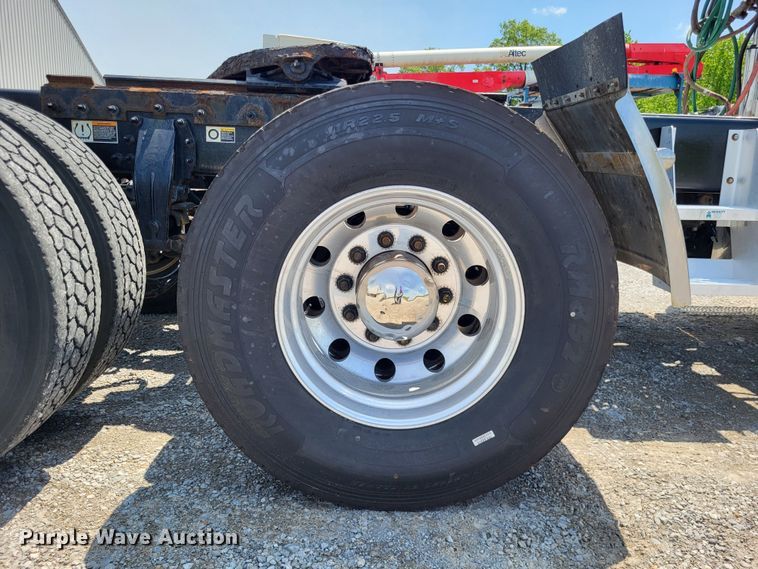 image for item LR9249 2019 Peterbilt 567  semi truck