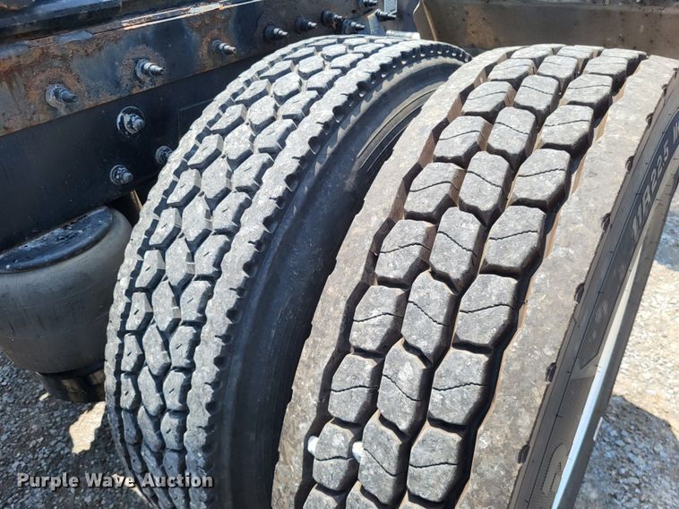 image for item LR9249 2019 Peterbilt 567  semi truck