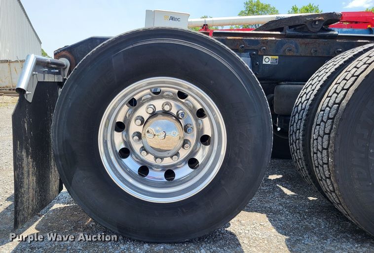 image for item LR9249 2019 Peterbilt 567  semi truck