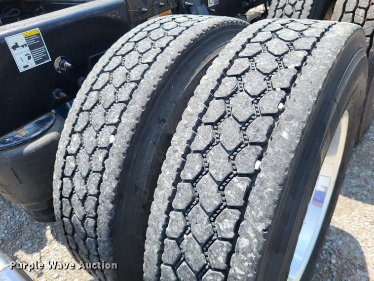 image for item LR9249 2019 Peterbilt 567  semi truck