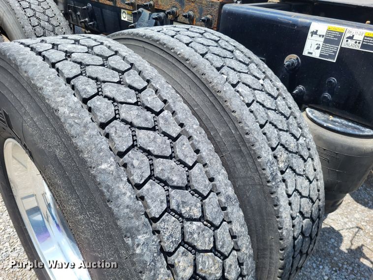 image for item LR9249 2019 Peterbilt 567  semi truck