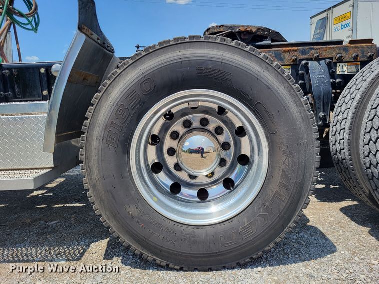 image for item LR9249 2019 Peterbilt 567  semi truck