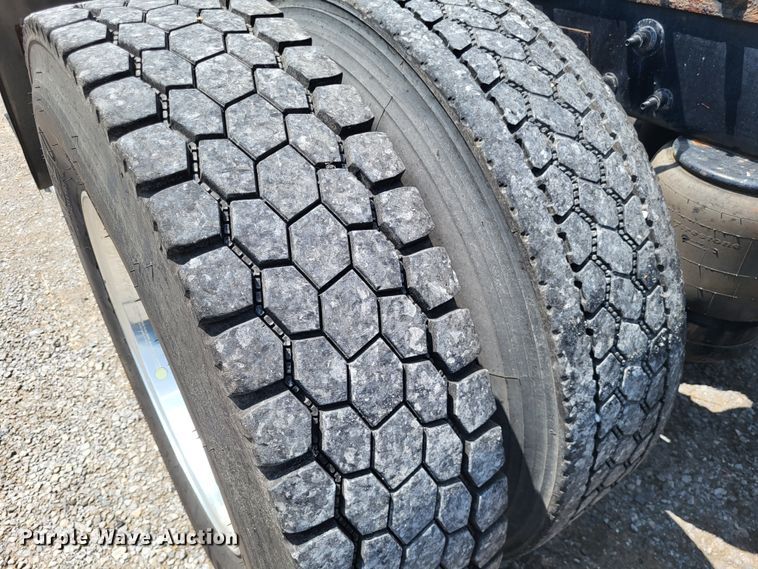 image for item LR9249 2019 Peterbilt 567  semi truck