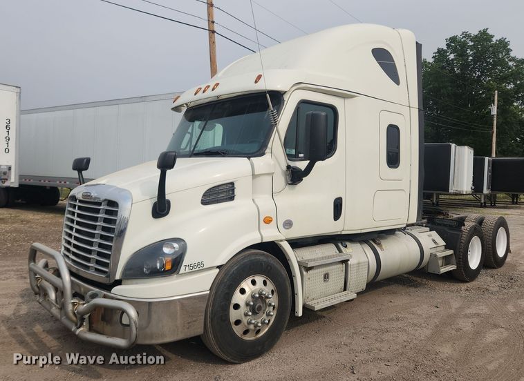 image for item LX9708 2017 Freightliner Cascadia  semi truck