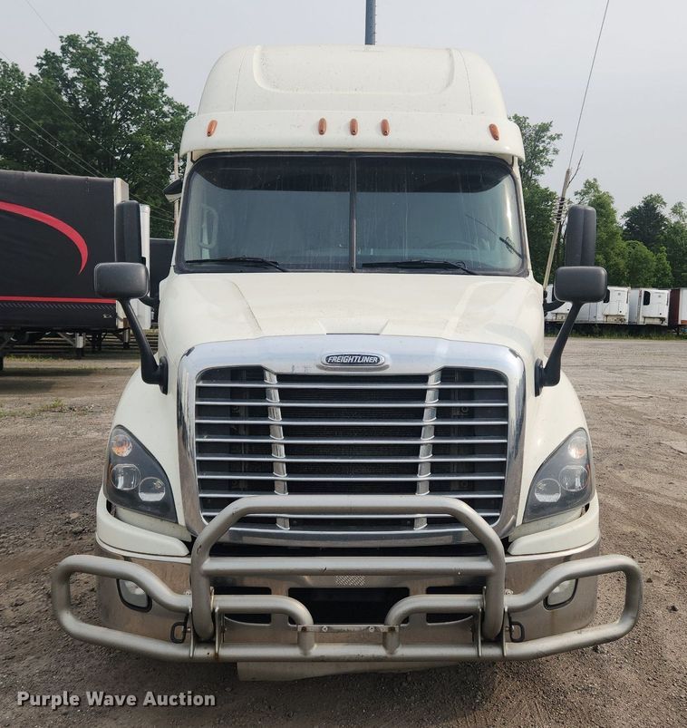 image for item LX9708 2017 Freightliner Cascadia  semi truck