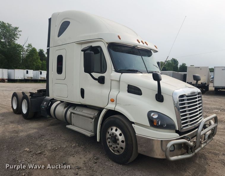 image for item LX9708 2017 Freightliner Cascadia  semi truck