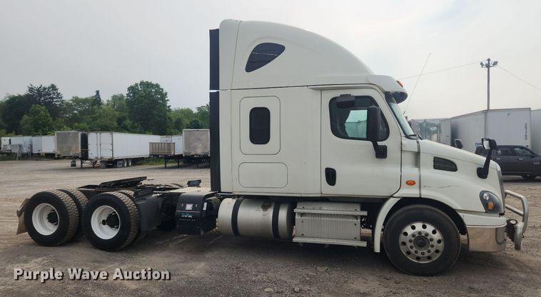 image for item LX9708 2017 Freightliner Cascadia  semi truck