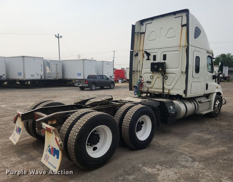 image for item LX9708 2017 Freightliner Cascadia  semi truck