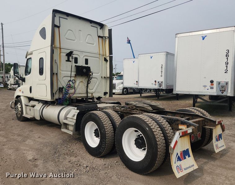 image for item LX9708 2017 Freightliner Cascadia  semi truck