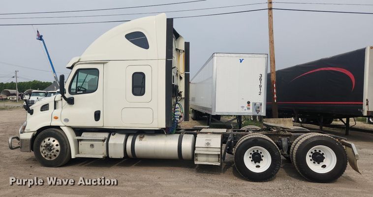 image for item LX9708 2017 Freightliner Cascadia  semi truck