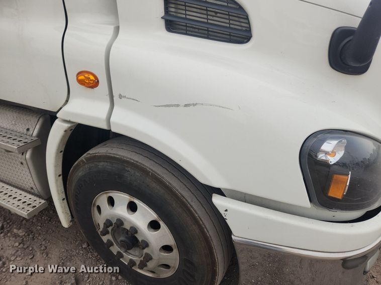 image for item LX9708 2017 Freightliner Cascadia  semi truck