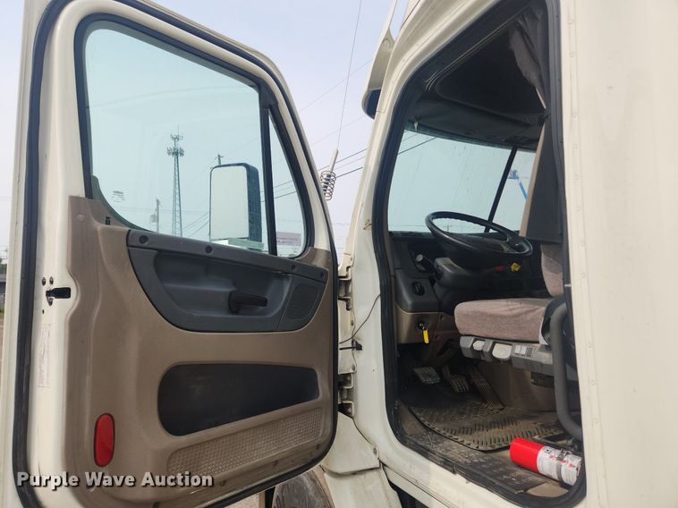 image for item LX9708 2017 Freightliner Cascadia  semi truck